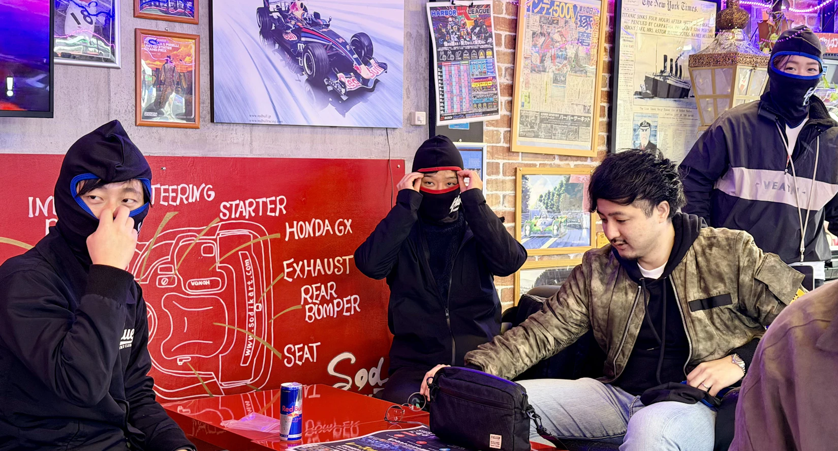 待合室でレーサーマスクを被るみなさん