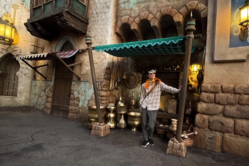 東南アジアの骨董商になりきるデザイナー