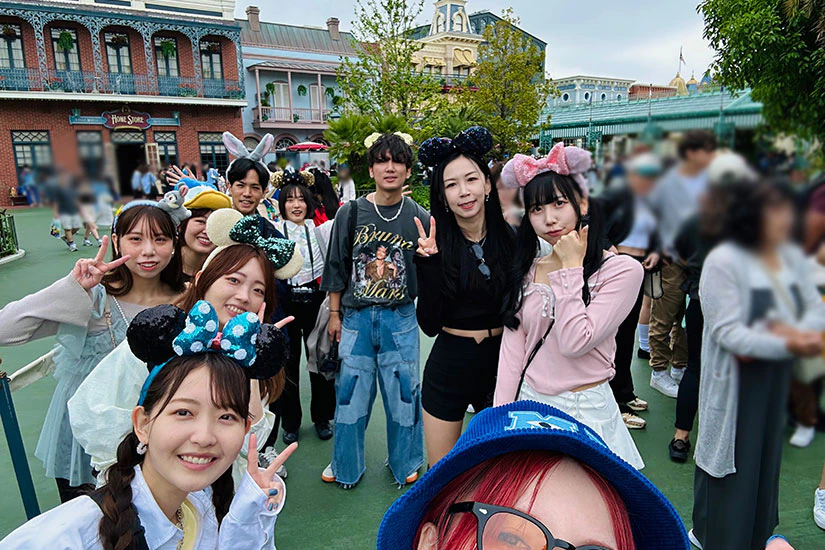 カチューシャや帽子をつけたノベルティメンバーたち