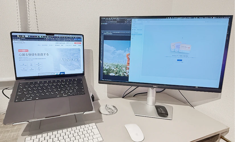 在宅の作業デスクの写真