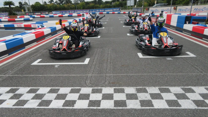 サーキットのスタート位置にて左右に2台ずつ合計6台のカートが並んでいる。みんなこっちに向かって各々楽しそうにポーズをとっている。
