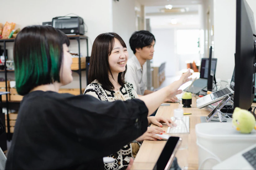 ノベルティ社員2人が話している様子。