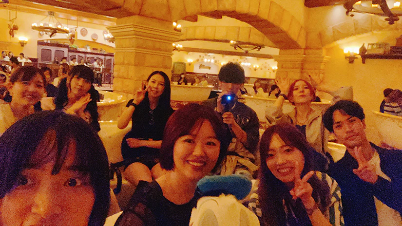 美女と野獣のアトラクションのライドにのっているノベルティメンバーたち