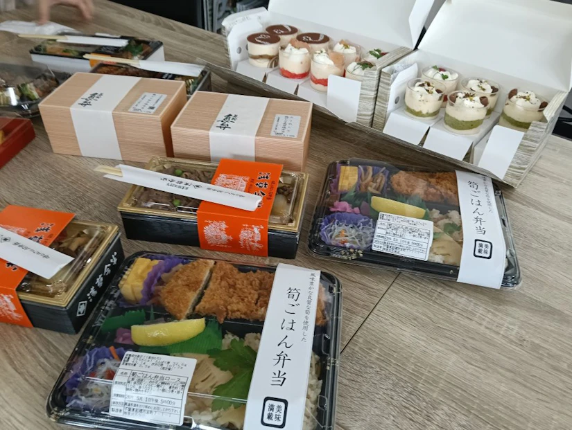 株式会社ノベルティのウェルカムランチのお弁当とデザート。