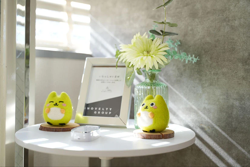 ノベルティのマスコットキャラクターとこっとが机の上に並んでいる