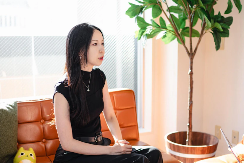 ノベルティ代表の酒井がインタビューに答えている写真