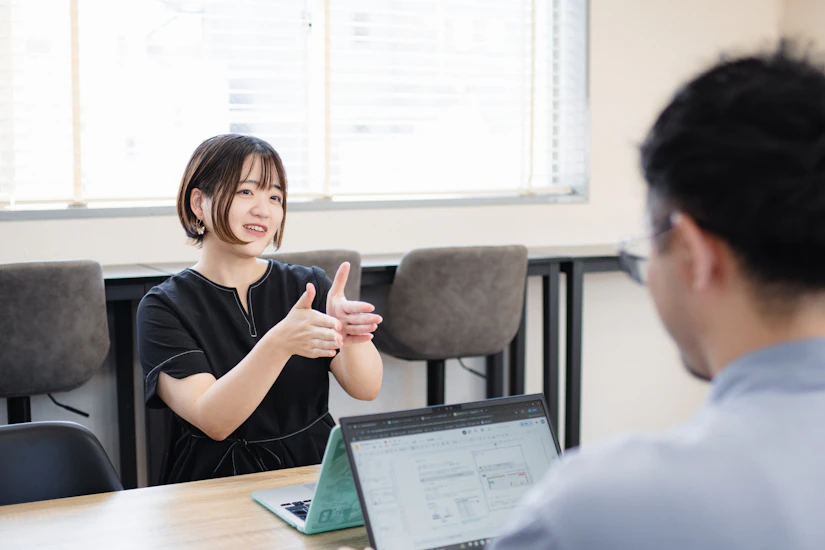 ノベルティ社員と話をするよしずみ氏。