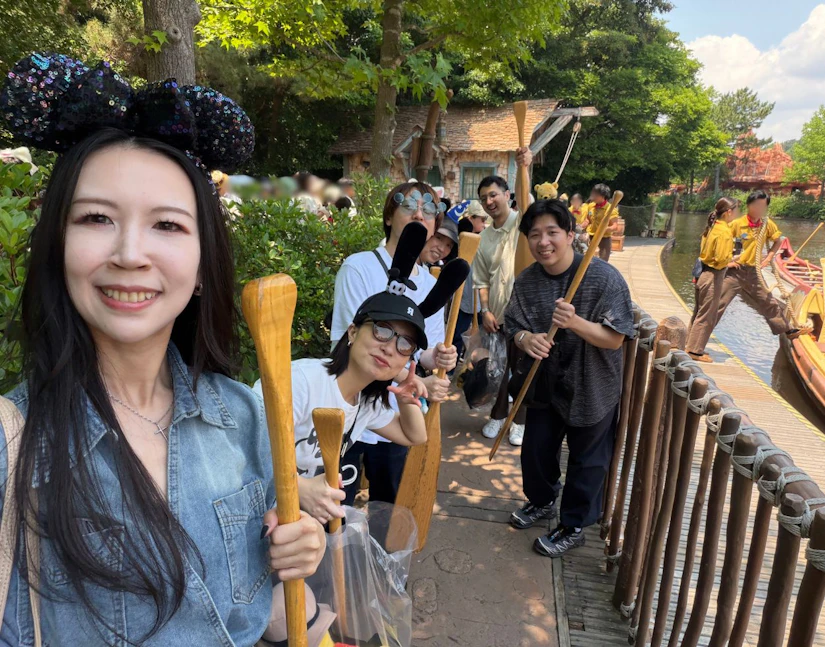 ディズニーランドでカヌー体験に並ぶメンバーの写真。
