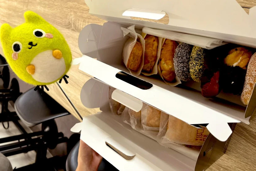 箱に入ったミスタードーナツが2箱並んでいる。