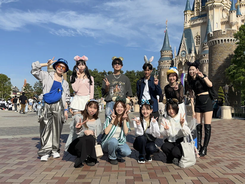 シンデレラ城の前で写真を撮るノベルティメンバー一同