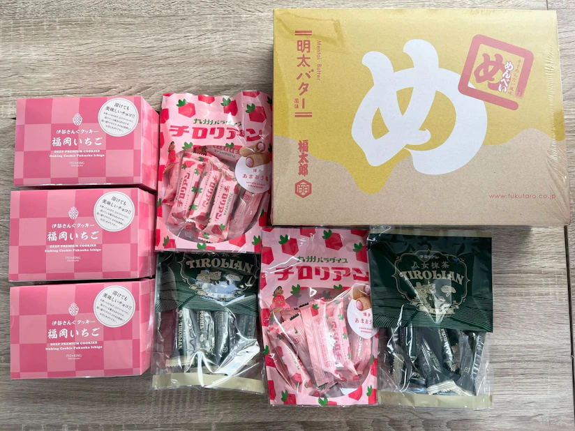 福岡いちごやチロリアンなどお菓子が並んでいる