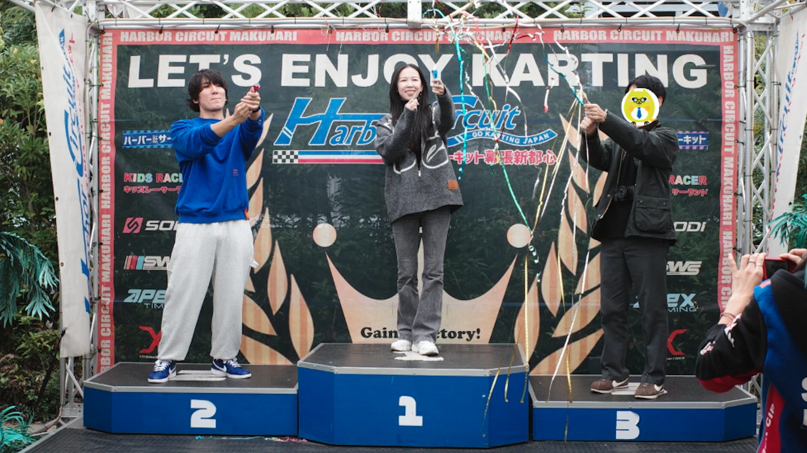 上位3人が表彰台の上で、楽しそうにクラッカーを鳴らしている