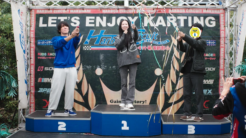 上位3人が表彰台の上で、楽しそうにクラッカーを鳴らしている