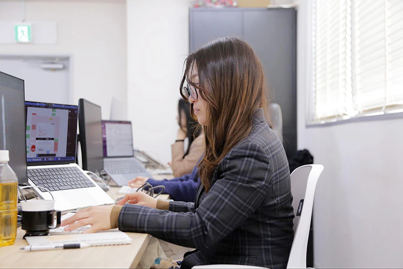 PCで仕事をする山内氏