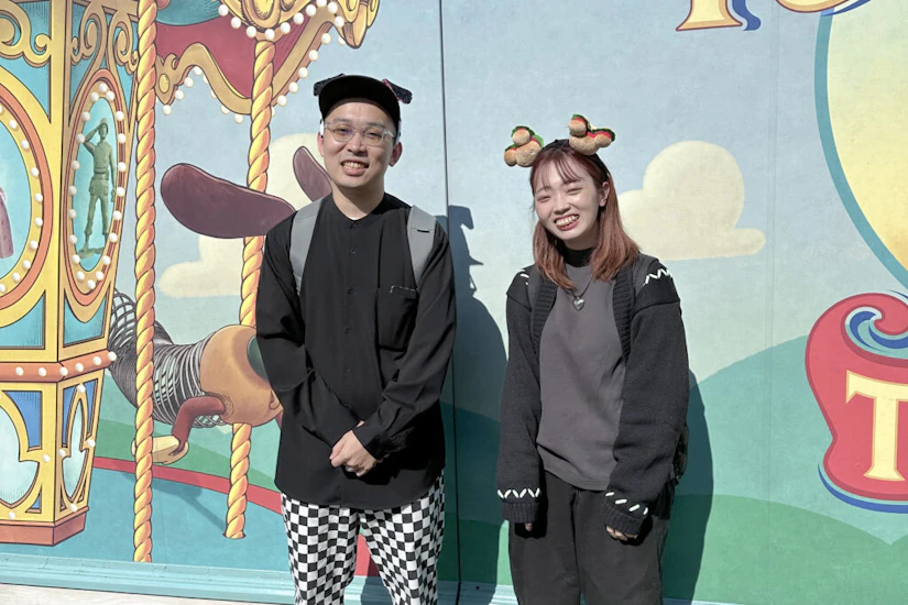 101匹わんちゃんとミッキーバーグのカチューシャを身につけたノベルティメンバー2人