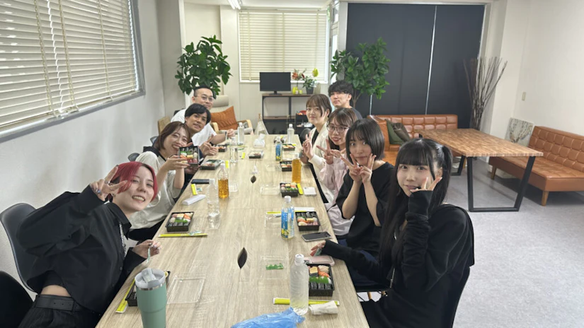 新入社員の歓迎会でお寿司を食べるノベルティメンバー