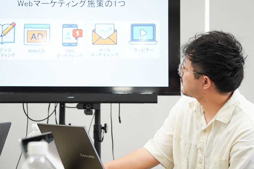 SEO勉強会を進行するノベルティ社員。