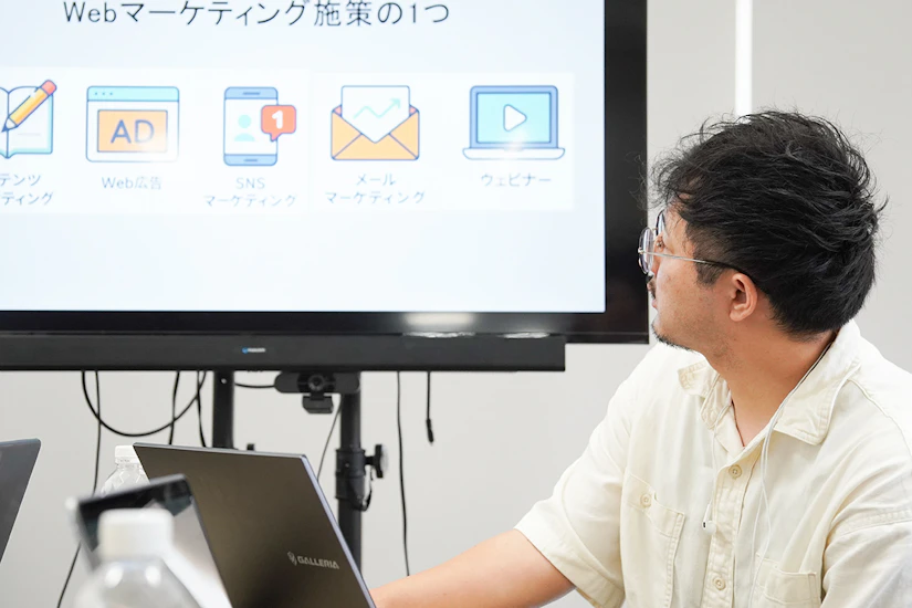 SEO勉強会を進行するノベルティ社員。