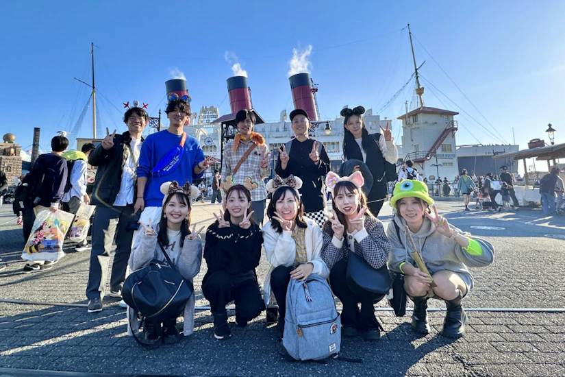 ディズニーシーでレクを楽しむノベルティメンバーの集合写真
