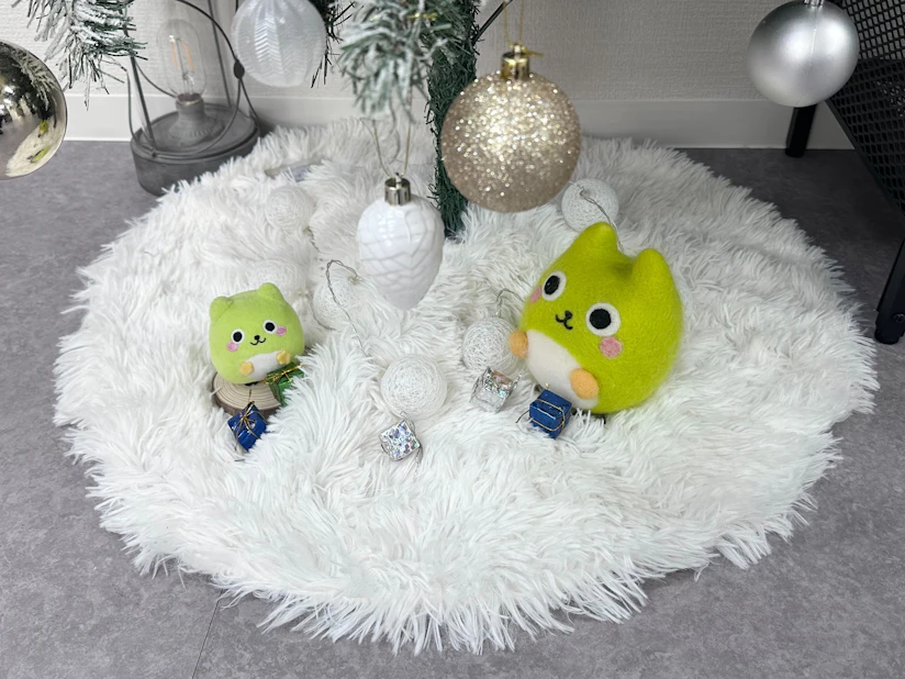 ノベルティのマスコットキャラクターとこっとが並んでいる