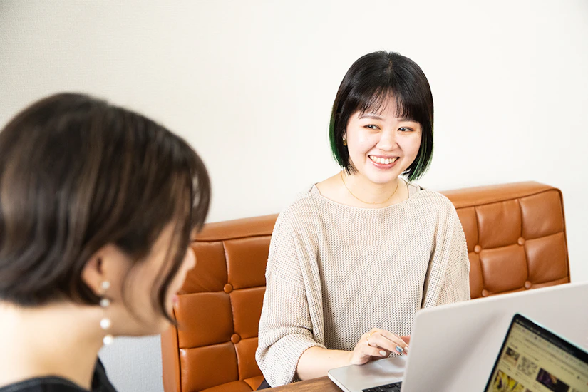 インタビューに答えるノベルティ社員の西田さん。