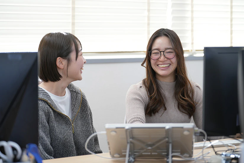 ノベルティ社員と談笑する山内氏