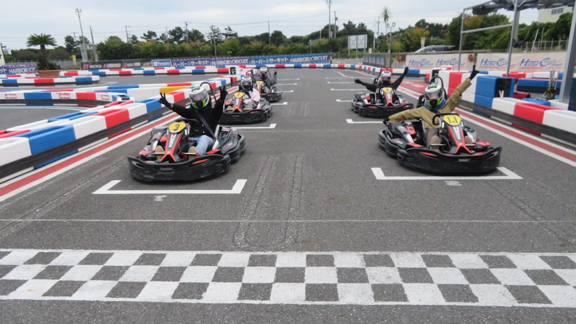 サーキットのスタート位置にて左右に2台ずつ合計5台のカートが並んでいる。みんなこっちに向かって各々楽しそうにポーズをとっている。