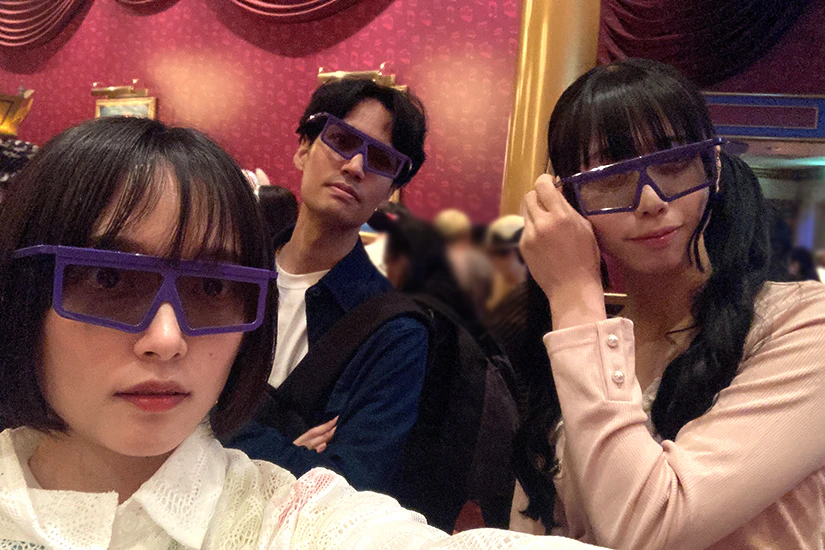 フィルハーマジックに乗る前の3Dメガネをかけているノベルティメンバー