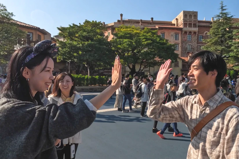 ハイタッチをする社長とノベルティメンバーの写真