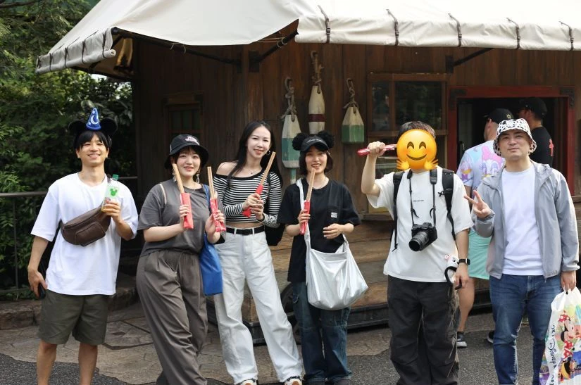 チュロスを片手に記念撮影をするメンバーの写真。