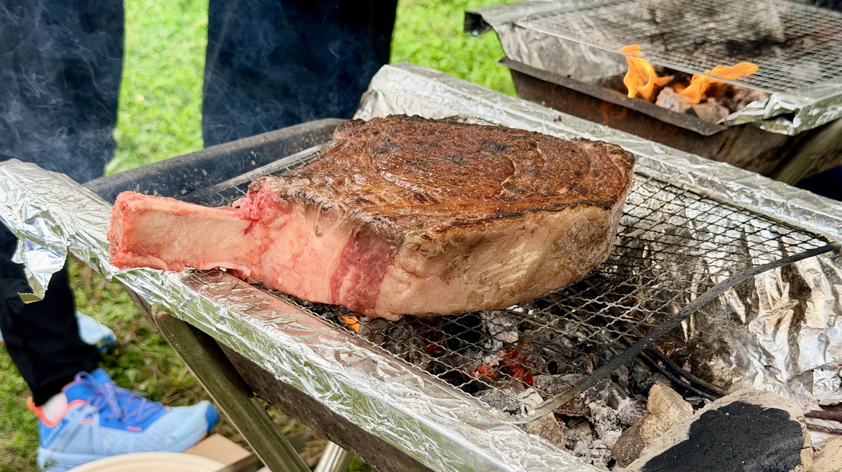 網の上でじっくり焼かれるA4黒毛和牛トマホークチョップ。
