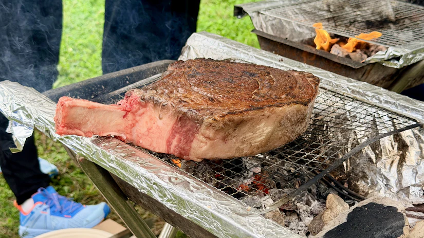 網の上でじっくり焼かれるA4黒毛和牛トマホークチョップ。