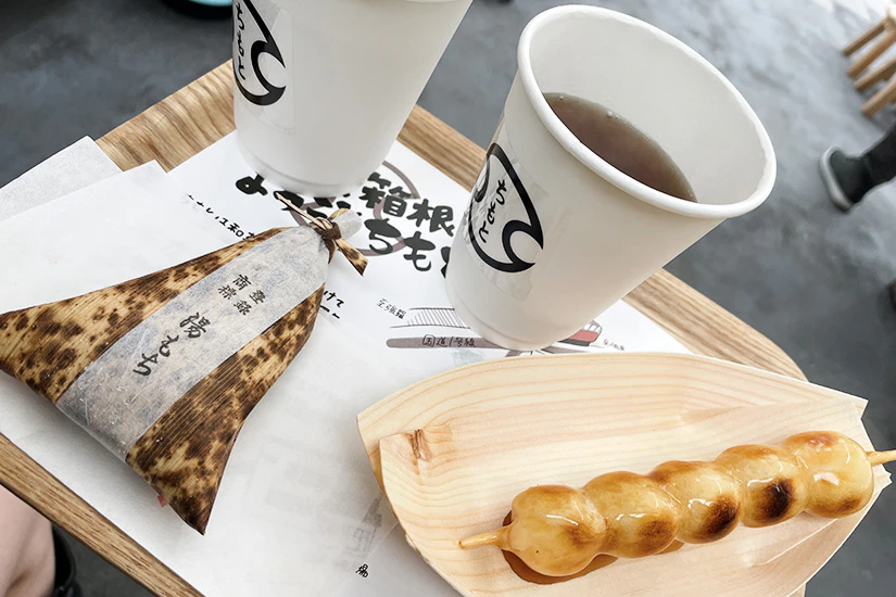 箱根銘菓 湯もち本舗ちもとのみたらし団子と湯もちの写真