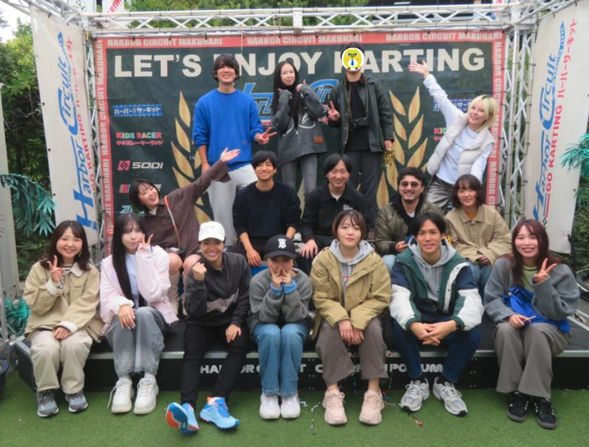 ノベルティのみんなで表彰台に集まり記念撮影