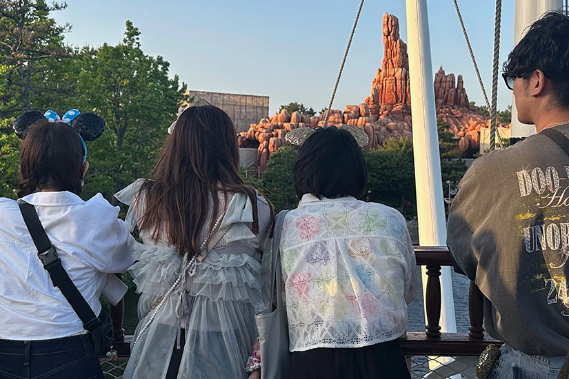 大きな船の上でたそがれているノベルティメンバーの背中