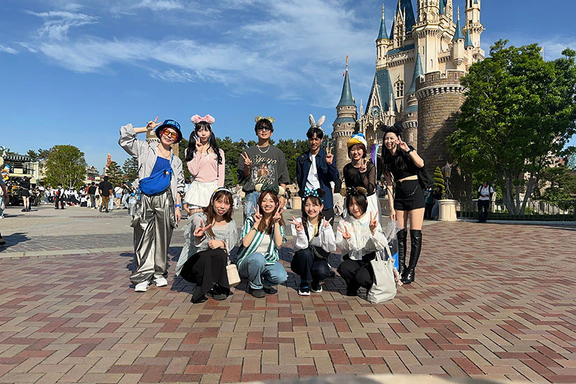 シンデレラ城の前で写真を撮るノベルティメンバー一同