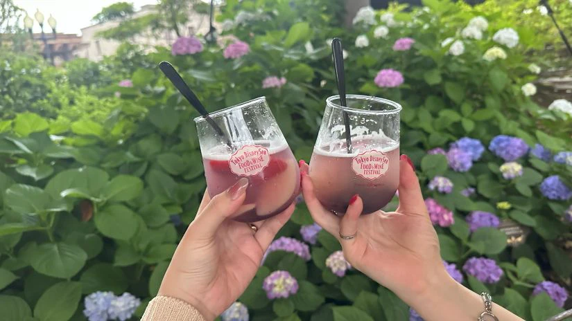 東京ディズニーシーの期間限定イベントである、フードアンドワインフェスでの写真。期間限定メニューのカクテルで乾杯をしている様子。