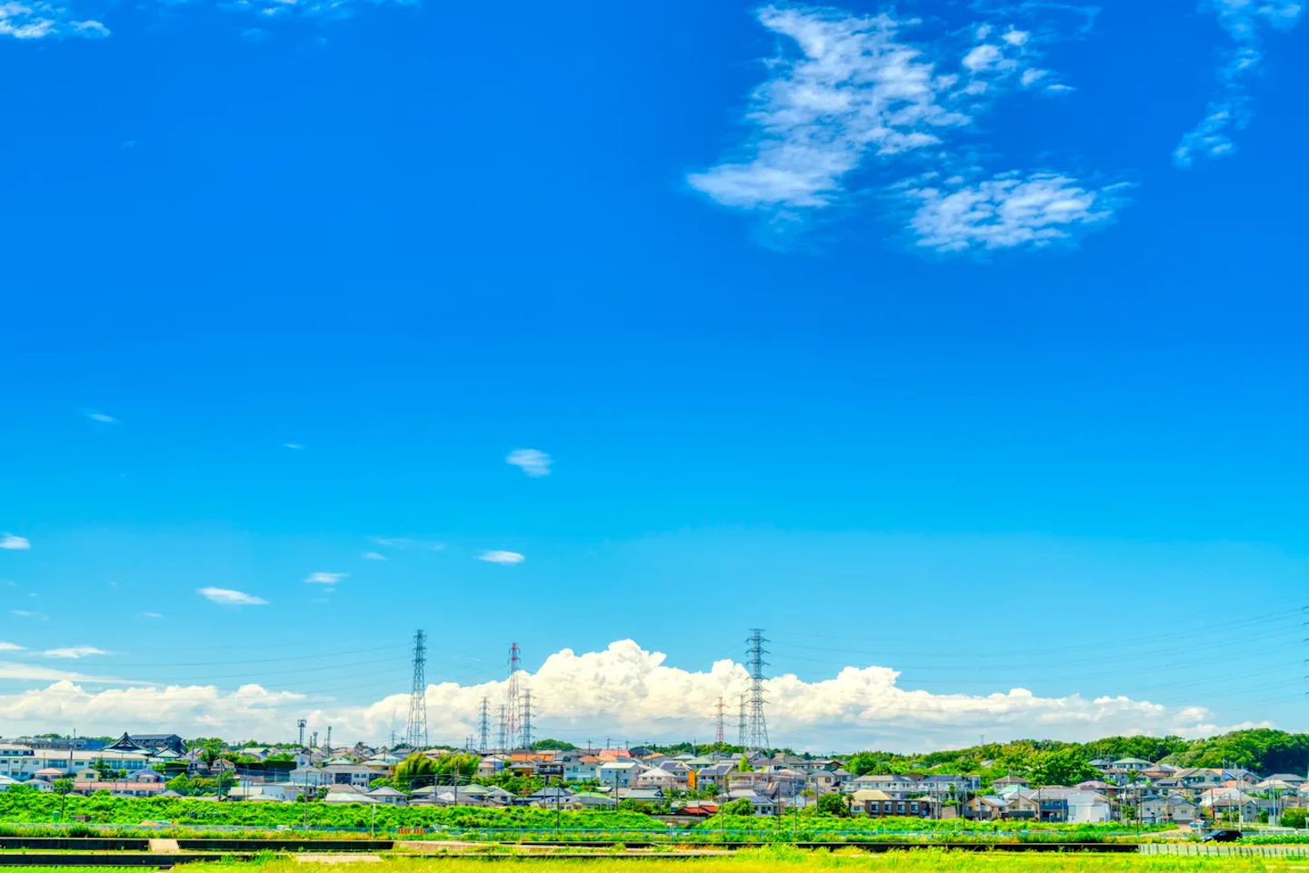 新興住宅街と送電線（JEPX・卸電力取引市場の仕組み）