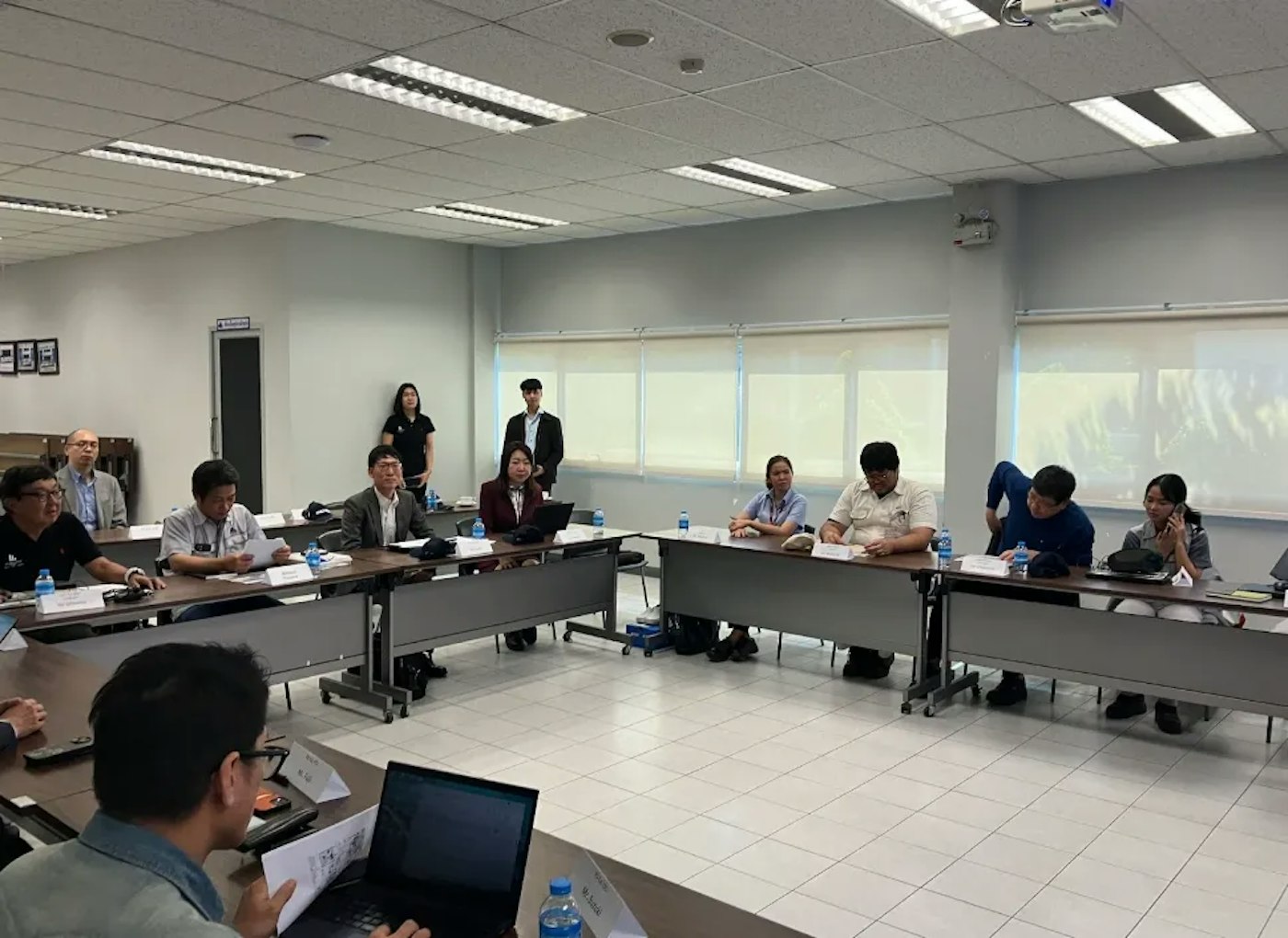 研修についての会議を行う様子