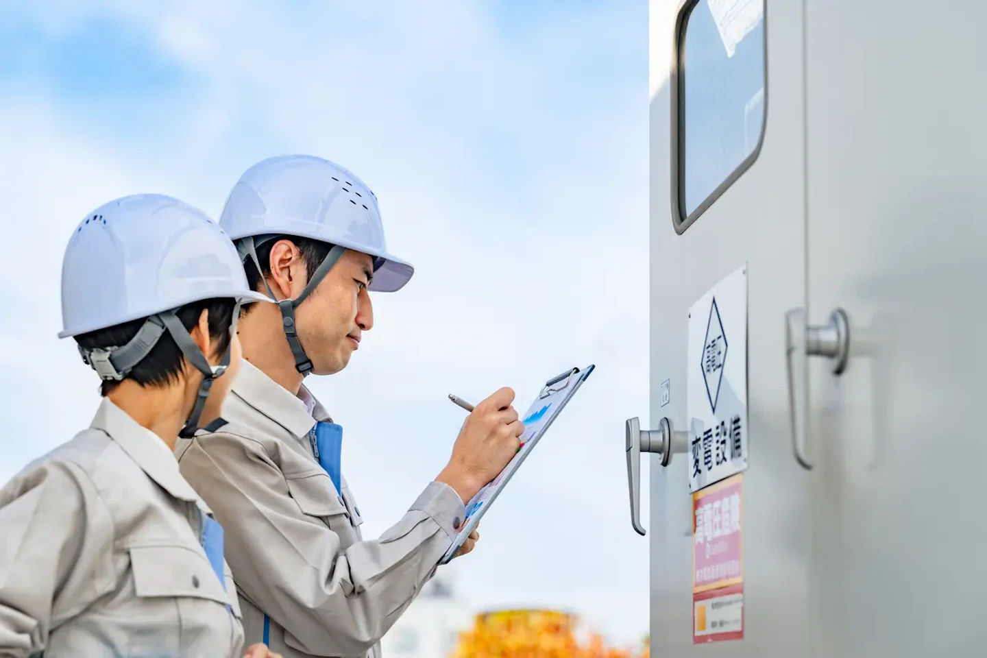変電設備を点検する技術者（デマンド管理・高圧受電設備）