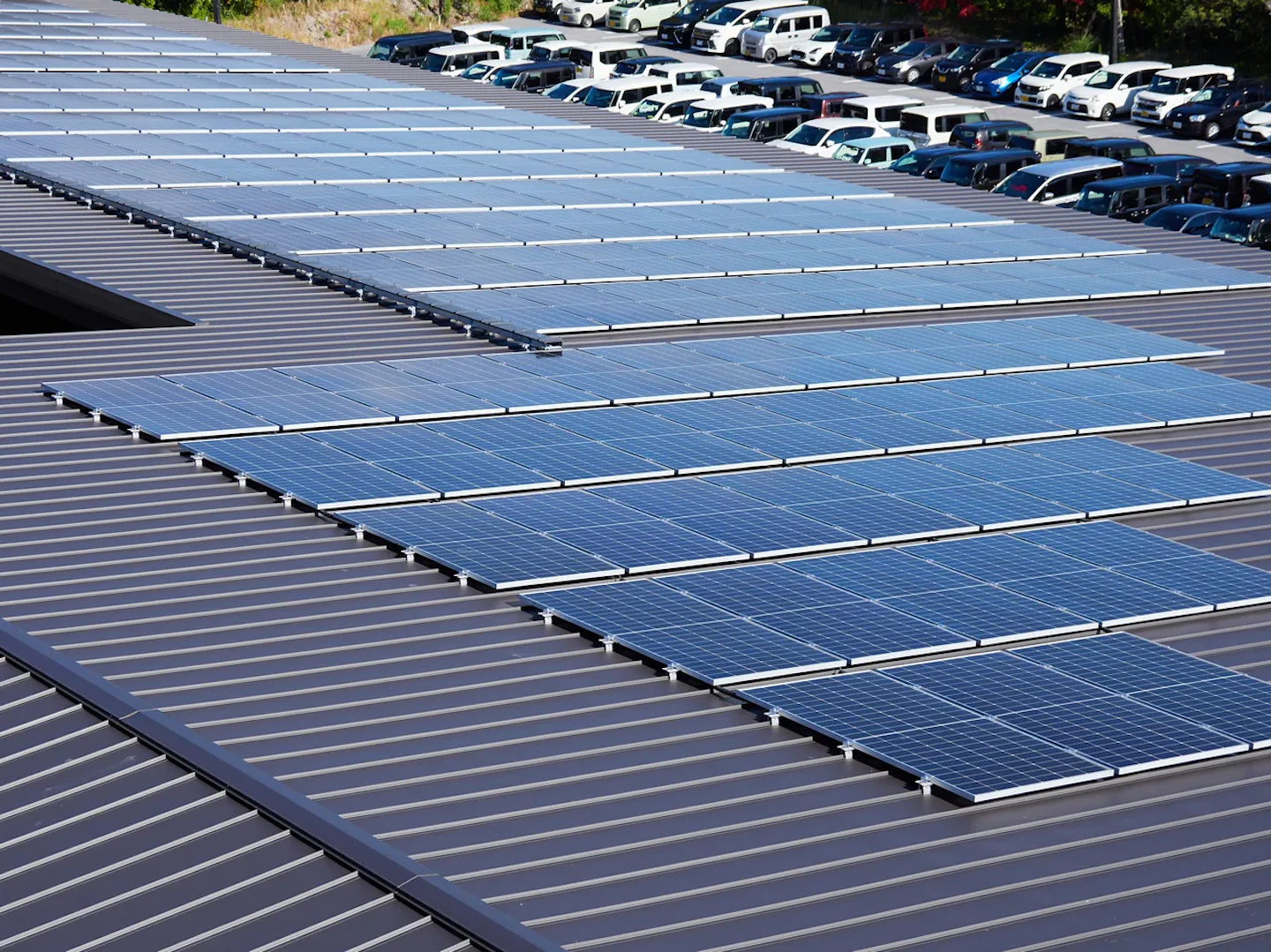 工場の屋根に設置された太陽光発電パネル（非化石価値取引市場・脱炭素経営）