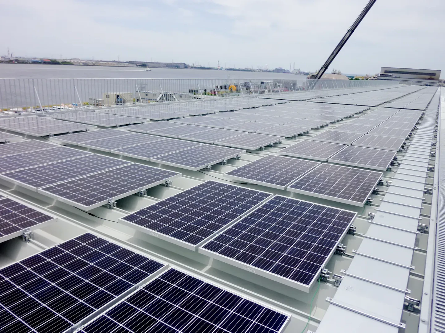 建物の屋上に設置された太陽光パネル（自家消費型太陽光発電とPPAモデル）