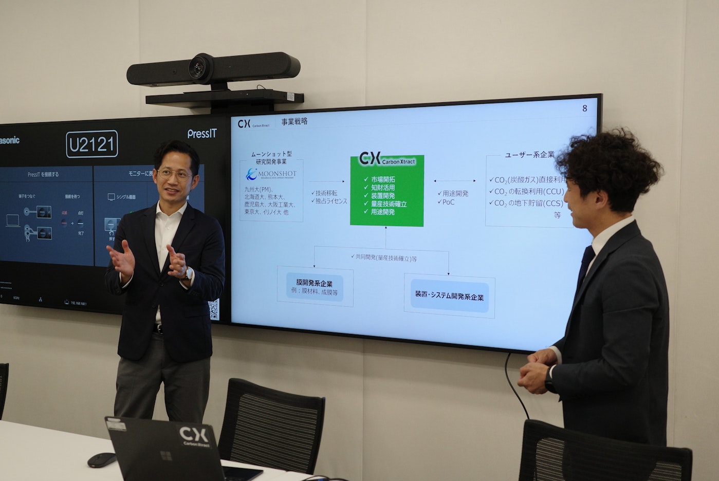 DAC技術について担当者が話す画像