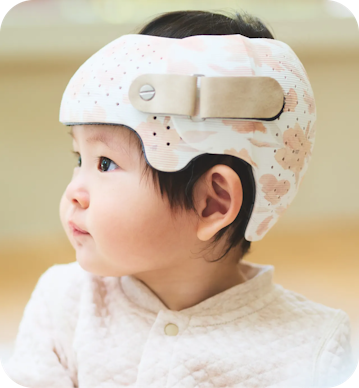 ヘルメットを着用する赤ちゃん