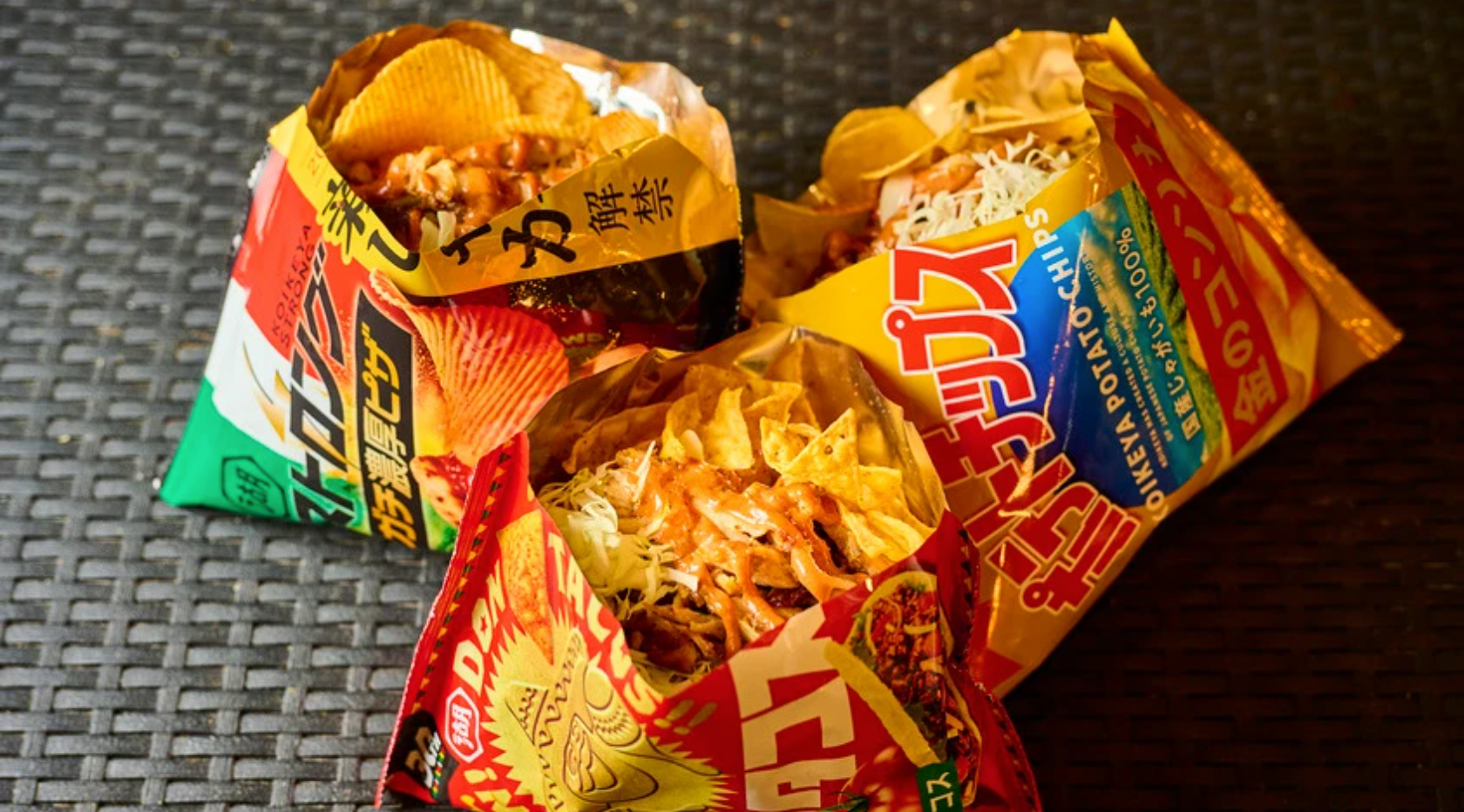 スナック菓子に袋のまま具材をトッピング、 SNSから生まれた背徳グルメ