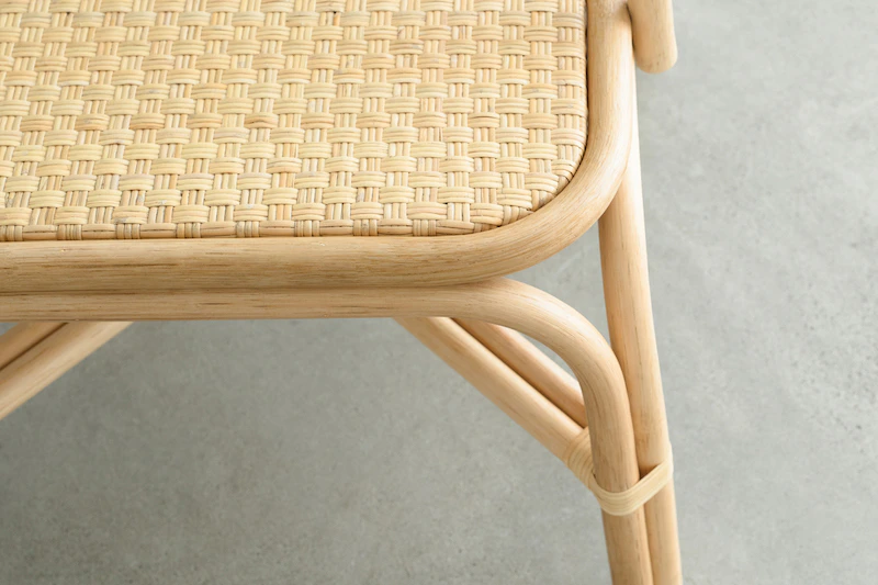▲TOUコレクションの手編みによる座面 /Photo:Takumi Ota