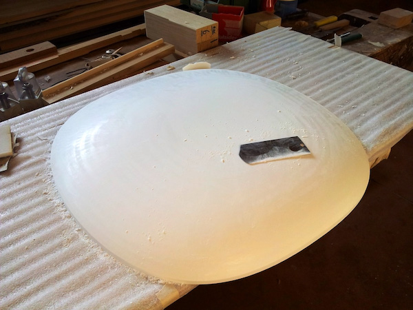 ▲ 人工大理石の加工の様子