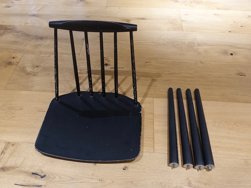 ▲ ねじ式の脚を取り外した「J77」