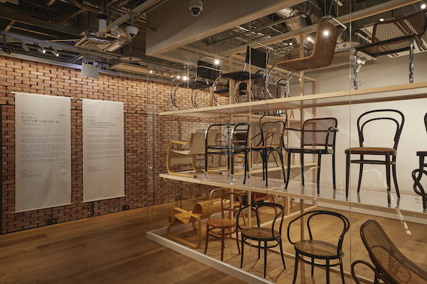 ▲「長く生きる。“DNA”を繋ぐ50脚の椅子」展の会場の様子 ／ATELIER MUJI GINZA 2019