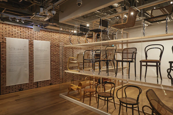 ▲「長く生きる。“DNA”を繋ぐ50脚の椅子」展の会場の様子 /ATELIER MUJI GINZA 2019